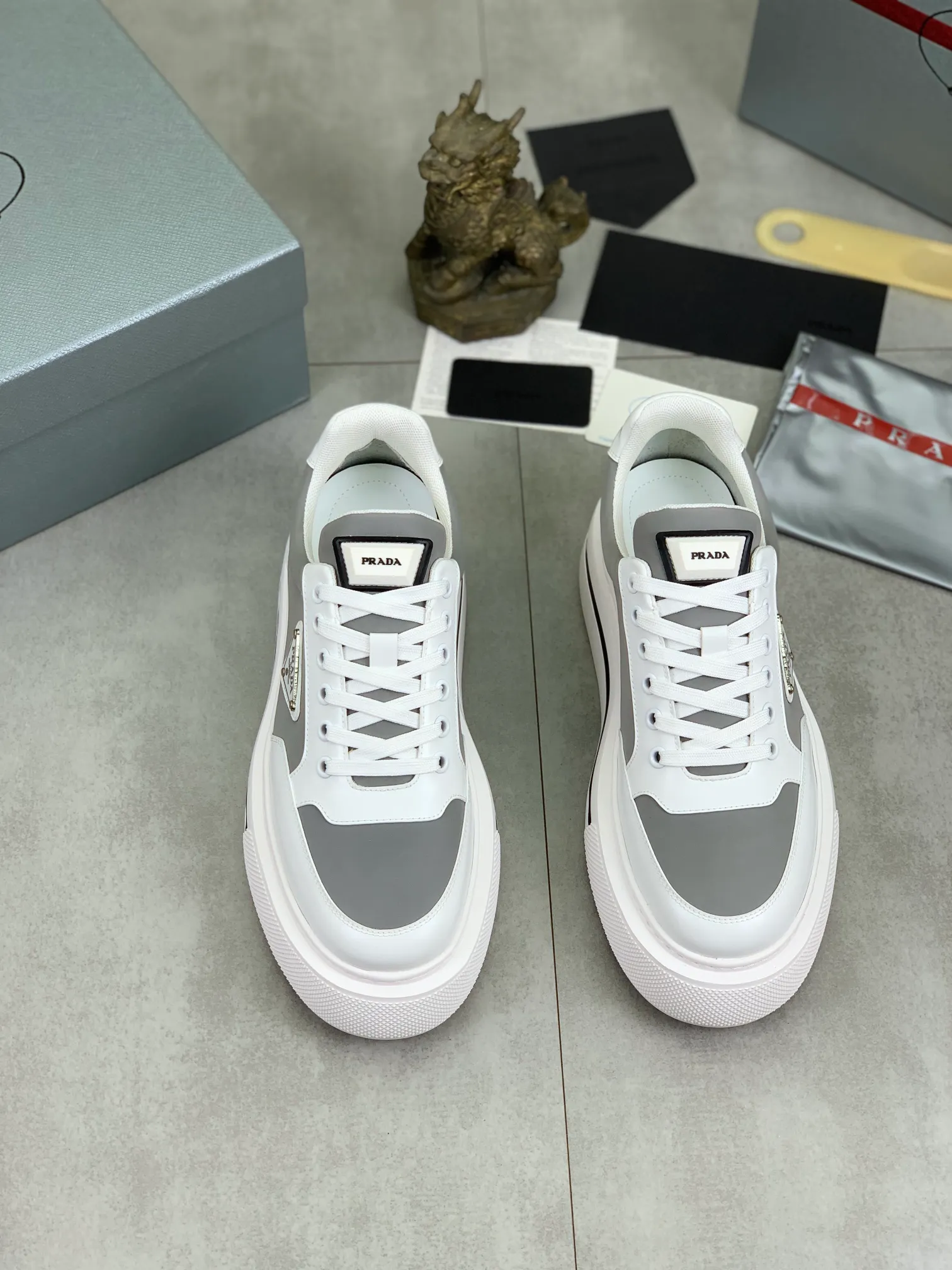 Men's shoes 💰P580 new (higher version) new models are available at PRADA counters simultaneously, new men's shoes, 😘 fabrics are selected from original calfskin. First layer of imported silk cowhide lining. The original version is awesome! 👍🏿Original open-molded non-slip PU outsole, with exquisite lines, simple and elegant, super comfortable and classy on foot, suitable for leisure travel. Code number: 38 to 44 (45 customized) 4️⃣ colors available